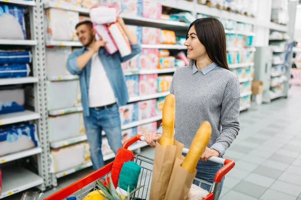 Casal Feliz Com Carrinho Comprando Monte Fraldas Supermercado Compras Família — Fotografia de Stock