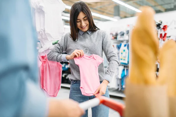 Jeune Mère Achetant Des Vêtements Pour Enfants Magasin Achats Famille — Photo