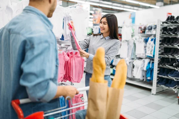 Jeune Mère Achetant Des Vêtements Pour Enfants Magasin Achats Famille — Photo