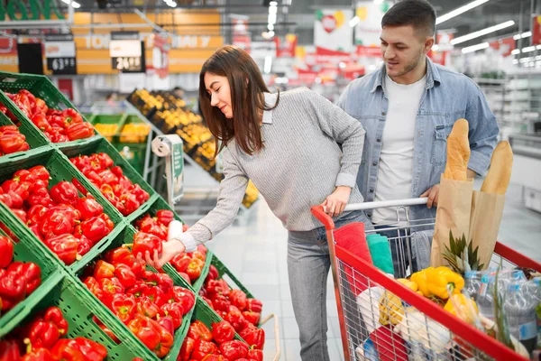 Echtpaar Met Kar Kiezen Verse Zoete Paprika Een Supermarkt Familie — Stockfoto