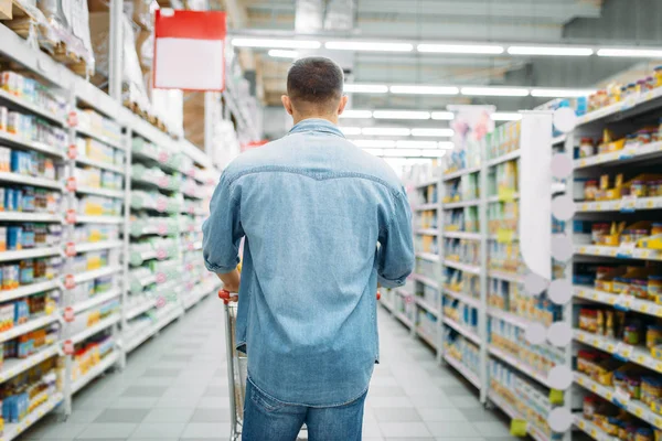 Man Met Kar Maakt Een Aankoop Supermarkt Achteraanzicht Mannelijke Klant — Stockfoto