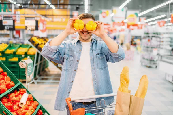 Persona Masculina Divierte Con Pimientos Amarillos Supermercado Compras Familiares Cliente — Foto de Stock