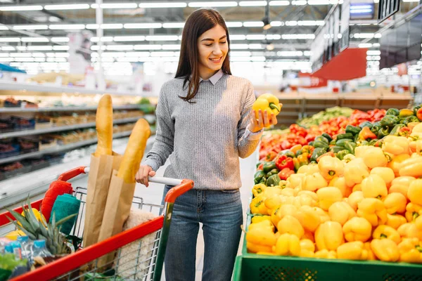 Vrouw Met Kar Kiezen Verse Zoete Gele Paprika Een Supermarkt — Stockfoto