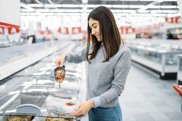Vrouw Pakt Een Pakket Van Diepvriesgroenten Een Supermarkt Familie Winkelen — Stockfoto