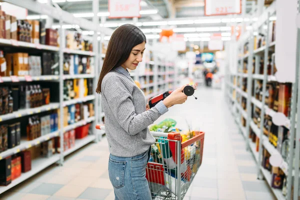 Woman Cart Supermarket Alcohol Drinks Department Family Shopping Female Customer — Stock Photo, Image