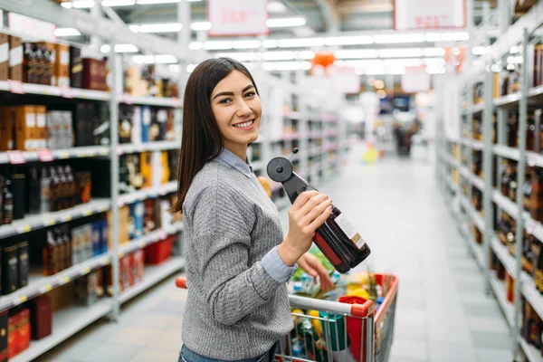 Femme Avec Bouteille Boisson Alcoolisée Supermarché Service Des Boissons Alcoolisées — Photo