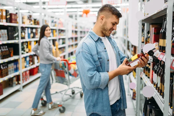 Pár Vozíkem Supermarketu Alkohol Nápojů Oddělení Rodinné Nákupy Zákazníci Výběr — Stock fotografie