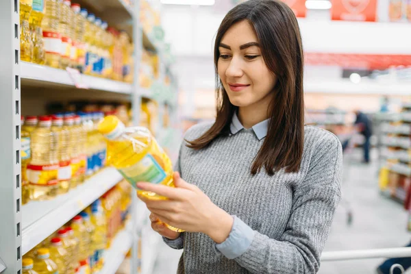 Mujer Eligiendo Aceite Girasol Supermercado Compras Familiares Cliente Femenino Tienda — Foto de Stock