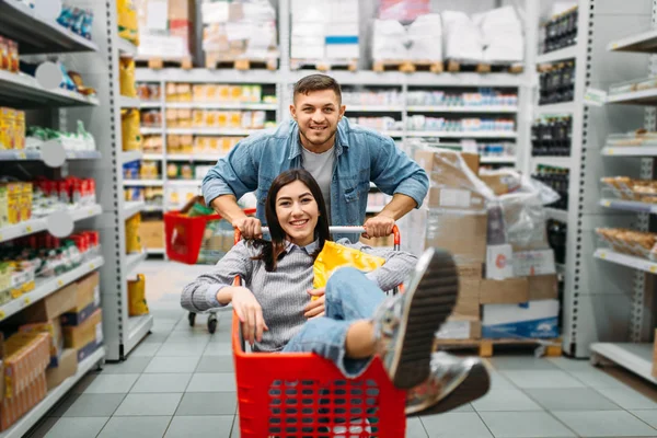 Man Bär Hans Hustru Kundvagnen Snabbköpet Familj Shopping Lyckliga Paret — Stockfoto