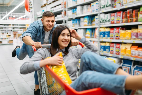 Marido Carrega Sua Esposa Carrinho Supermercado Compras Família Casal Feliz — Fotografia de Stock