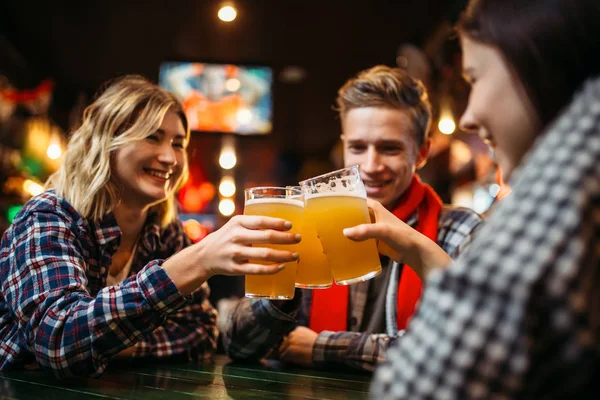 Les Fans Football Boivent Bière Table Dans Bar Sportif Célébration — Photo