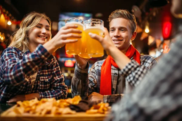 Los Aficionados Fútbol Beben Cerveza Mesa Del Bar Deportivo Celebración — Foto de Stock