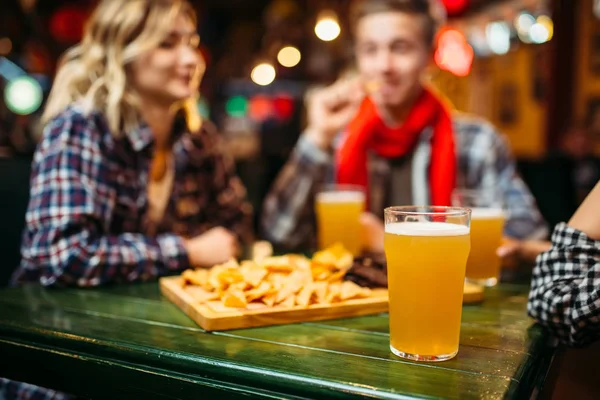 Amigos Felices Viendo Partido Beber Cerveza Bar Deportes — Foto de Stock