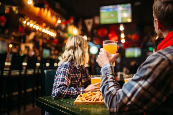 Amigos Felices Viendo Partido Beber Cerveza Bar Deportes — Foto de Stock