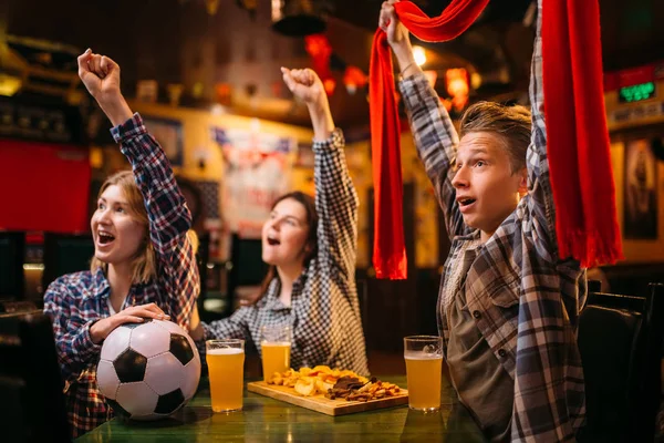 Fotbaloví Fanoušci Šátek Sledovat Zápas Zvedněte Ruce Sportovní Bar Vysílání — Stock fotografie