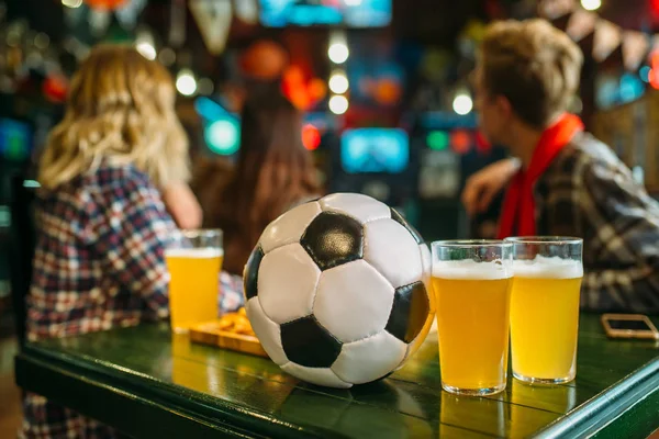 Bola Cerveja Mesa Bar Esportes Fãs Futebol Fundo Radiodifusão Assistindo — Fotografia de Stock