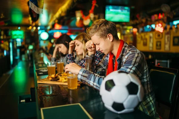 Triste Ventilador Fútbol Cubre Cara Con Las Manos Mostrador Bar — Foto de Stock