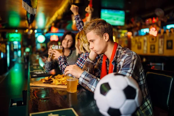 Fan Fútbol Molesto Sentado Mostrador Bar Deportes Televisión Radiodifusión Pérdida — Foto de Stock