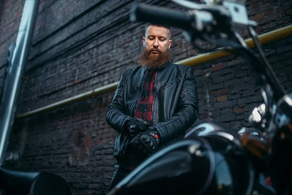 Male Biker Leather Jacket Puts Gloves Riding Classical Chopper Safety — Stock Photo, Image