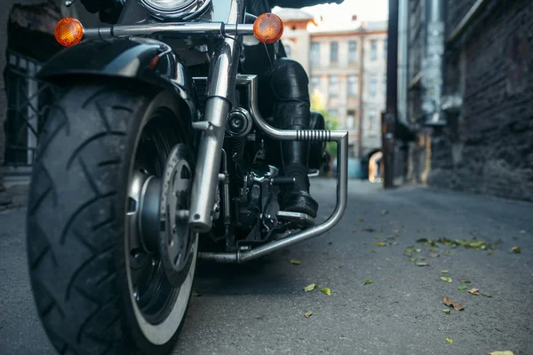 Bärtiger Motorradfahrer Posiert Auf Klassischem Chopper Biker Oldtimer Fahrrad Motorrad — Stockfoto