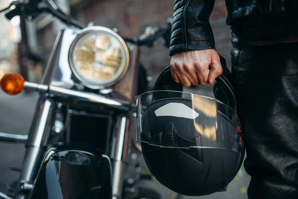 Biker Lederjacke Mit Helm Der Hand Der Nähe Klassischer Chopper — Stockfoto