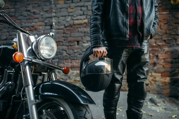 Motociclista Jaqueta Couro Com Capacete Mão Perto Helicóptero Clássico Vintage — Fotografia de Stock