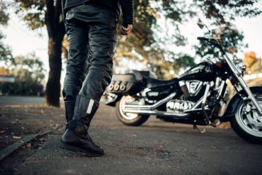 Motorcu deri giysili onun helikoptere, geri görünüm gider. Vintage bisiklet, binici ve onun motosiklet, Bisiklet özgürlük yaşam tarzı
