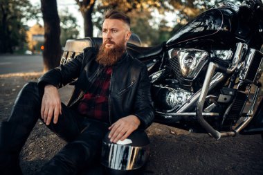 Motorcu deri ceketli yol seyahat sonra onun helikopterde sakin ol. Vintage bisiklet, binici ve onun motosiklet, Bisiklet özgürlük yaşam tarzı