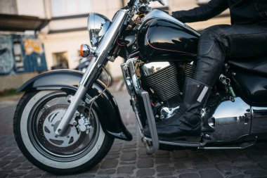 Krom öğelerle Vintage Klasik helikopter Motorcu deri giysili. Siyah güçlü motosiklet, iki tekerlekli ulaşım, özgürlük yaşam tarzı