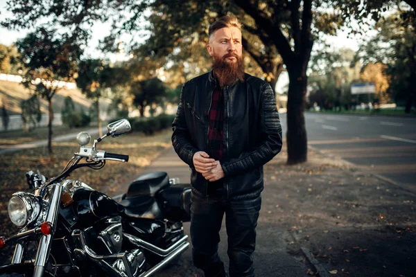 Motociclista Chaqueta Cuero Pie Cerca Helicóptero Negro Bicicleta Vintage Jinete — Foto de Stock