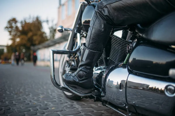 Oldtimer Klassischer Chopper Mit Chromelementen Biker Lederkleidung Schwarzes Leistungsstarkes Motorrad — Stockfoto