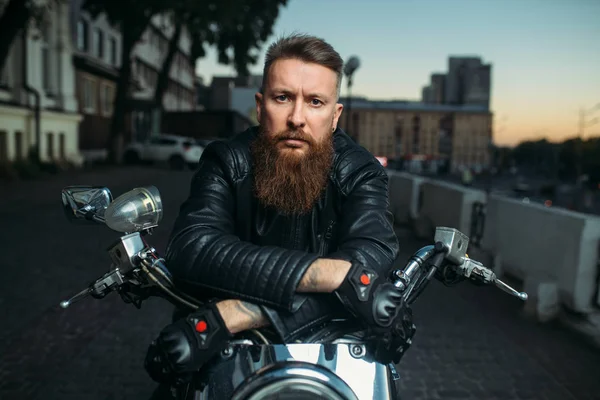 Brutální Vousatý Biker Pózy Vrtulníku Městě Pohled Zepředu Vintage Kolo — Stock fotografie