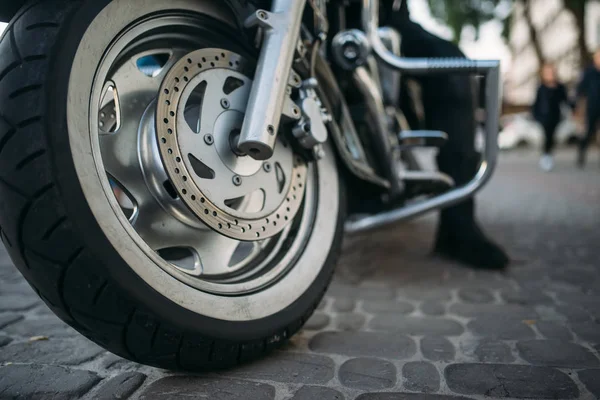 Motociclista Ropa Cuero Posa Una Motocicleta Vista Frontal Desde Suelo — Foto de Stock