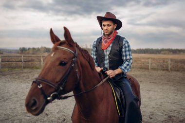 Çiftlikte, Batı bir binicilik deri giysili kovboy. Vintage erkek kişi ata, Amerikan kültürüne