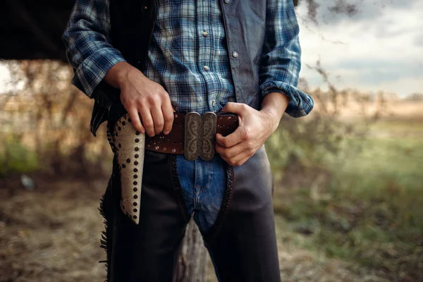 Vaquero Jeans Ropa Cuero Con Mano Revólver Rancho Texas Fondo —  Fotos de Stock