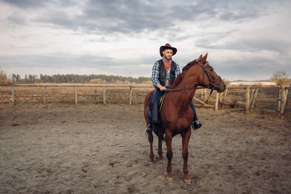 Cowboy Ridning Häst Ranch Västra Vintage Manlig Person Ridning Vilda — Stockfoto