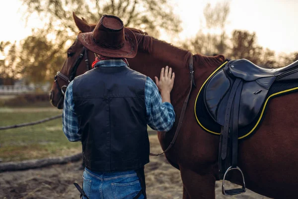 Brutaler Cowboy Jeans Und Lederjacke Posiert Mit Pferd Auf Texas — Stockfoto
