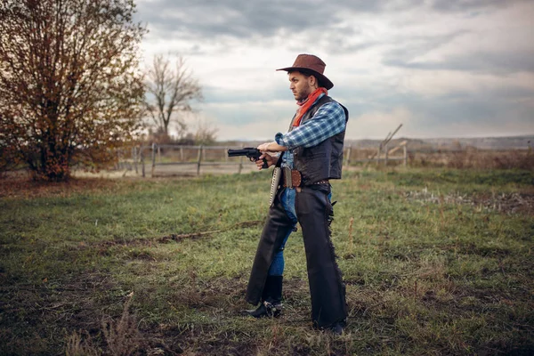 Жестокий Ковбой Револьвером Перестрелка Ранчо Техасе Вестерн Винтажный Мужчина Пистолетом — стоковое фото