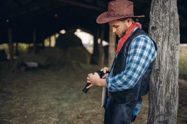 Brutális Cowboy Ellenőrzi Revolverét Gunfight Texas Ranch Háttér Nyugati Előtt — Stock Fotó