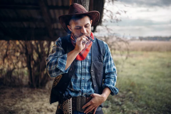 残酷的牛仔抽雪茄 德克萨斯牧场的背景 老式男性与枪在农场 狂放的西部 — 图库照片