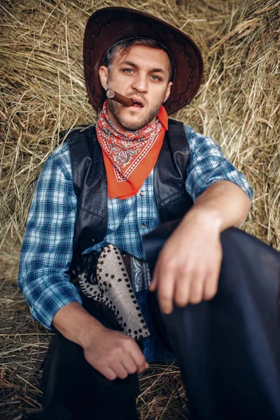 Brutale Cowboy Posen Mit Zigarre Und Revolver Heuhaufen Hintergrund Western — Stockfoto