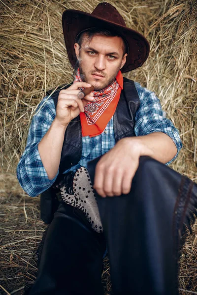 Cowboy Brutale Rilassarsi Con Sigaro Pagliaio Sfondo Occidentale Vintage Persona — Foto Stock