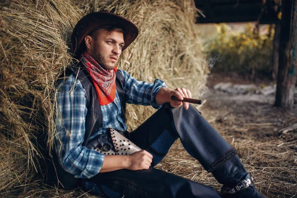 Brutale Cowboy Ontspannen Met Sigaar Hooiberg Westerse Achtergrond Vintage Mannelijke — Stockfoto
