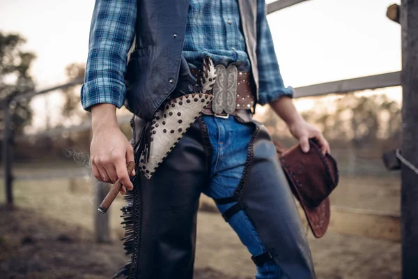 牛仔在皮衣姿势与雪茄在马畜栏 得克萨斯牧场 老式男性在农场 狂放西部生活方式 — 图库照片
