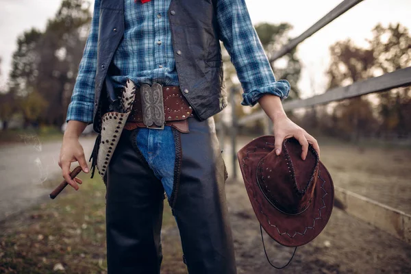 Cowboy Vêtements Cuir Pose Avec Cigare Dans Corral Cheval Ranch — Photo