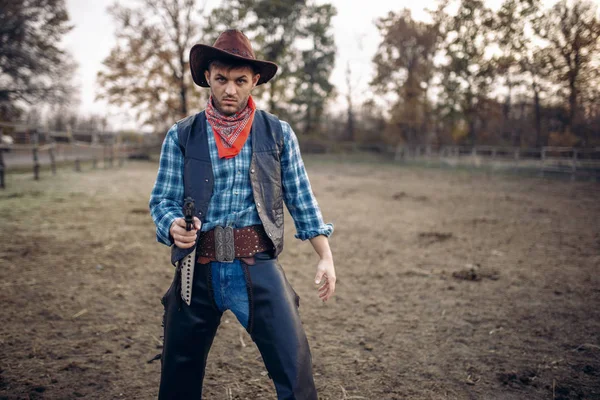 Cowboy Com Revólver Faz Tiro Rápido Tiroteio Rancho Texas Oeste — Fotografia de Stock