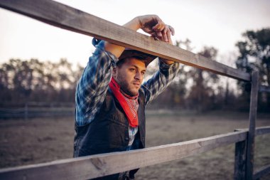 Deri ceket ve şapka genç kovboy çiftlikte Batı teşkil etmektedir. Vintage erkek kişi, vahşi batı retro Amerikan moda