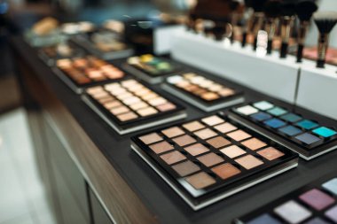 Yüz kozmetik güzellik salonu closeup ayarla kimse. Vitrin store, tozlar ve fırçalar makyaj ürünleri