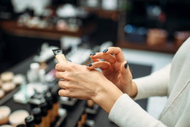 Kadın müşteri Vakfı krem makyaj salonu test. Kozmetik güzellik deposunda, makyaj salonu seçme