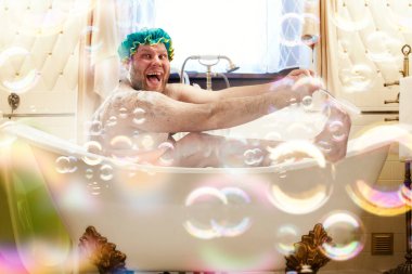 Bir banyo yıkama şişman çirkin adam. Banyoda gülerek tuhaf erkek kişi